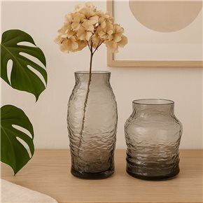 FLORERO VIDRIO LABRADO 14.5x14.5x22CM GRIS