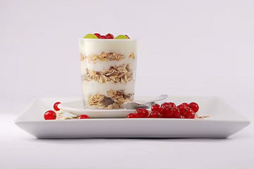 Parfait de yogur con granola y cerezas