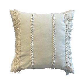 ALMOHADON TRENZAS Y FLECOS 45x45CM CREMA